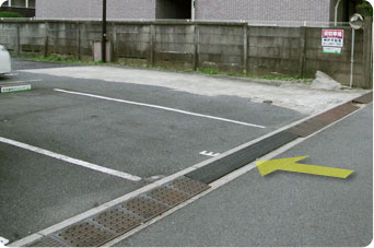 駐車場番号「E」に駐車してください。